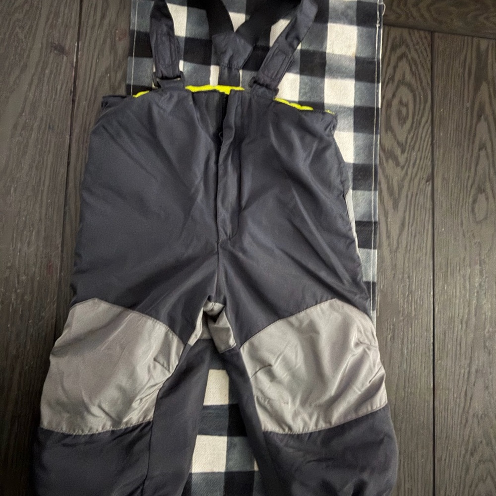Toddler Old Navy Snow Bibs 2t VGC